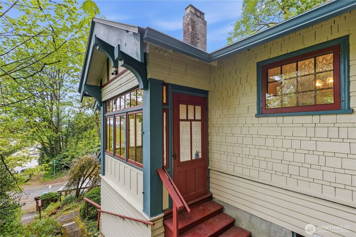 Property Photo:  4903 S 31st Avenue  WA 98108 
