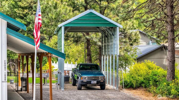 Property Photo:  1811  Hundley Road  WA 98922 