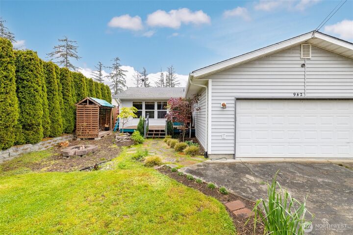 Property Photo:  942  Walker Avenue  WA 98277 