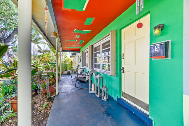 Property Photo:  2204 NW 3rd Avenue 1-2  FL 33311 