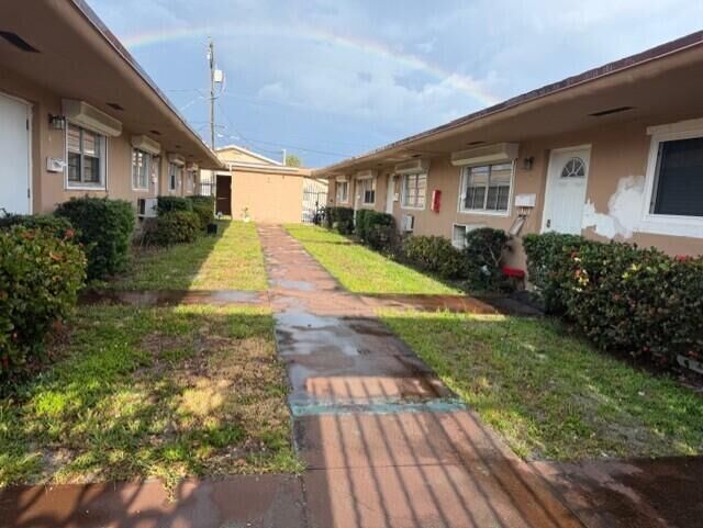 Property Photo:  1825 N 17th Court 7  FL 33020 