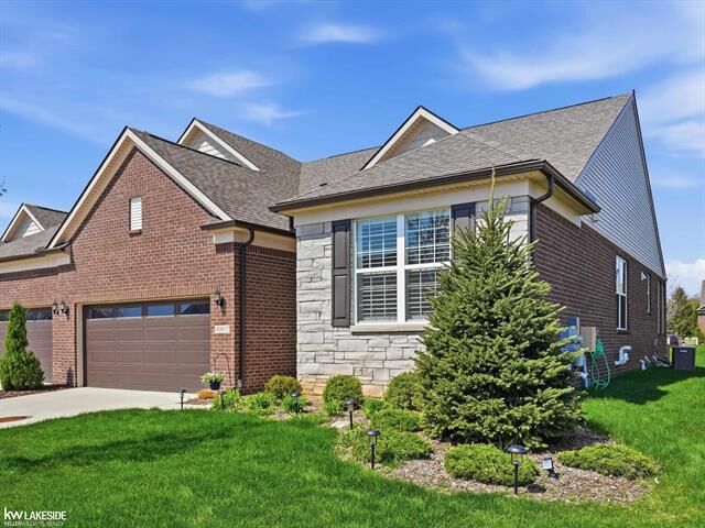Property Photo:  40617 Tulip Trce  MI 48036 