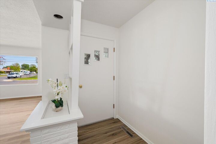 Property Photo:  208 S Morain  WA 99336 