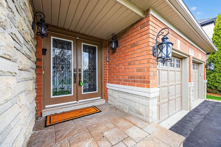 Property Photo: 2481 Whistling Springs Crescent ON L6M 5G3