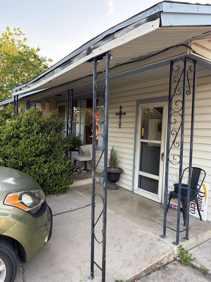 Property Photo:  512 Patricia Drive  TX 78666 