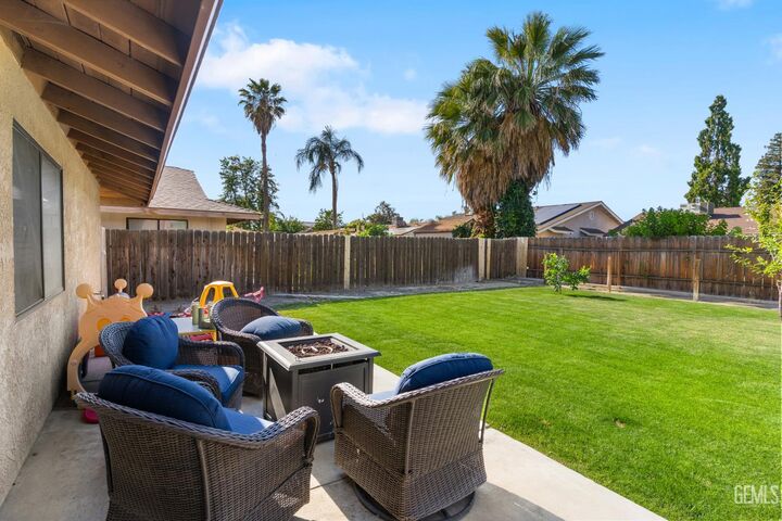 Property Photo: 4324 Sugar Cane Avenue CA 93313