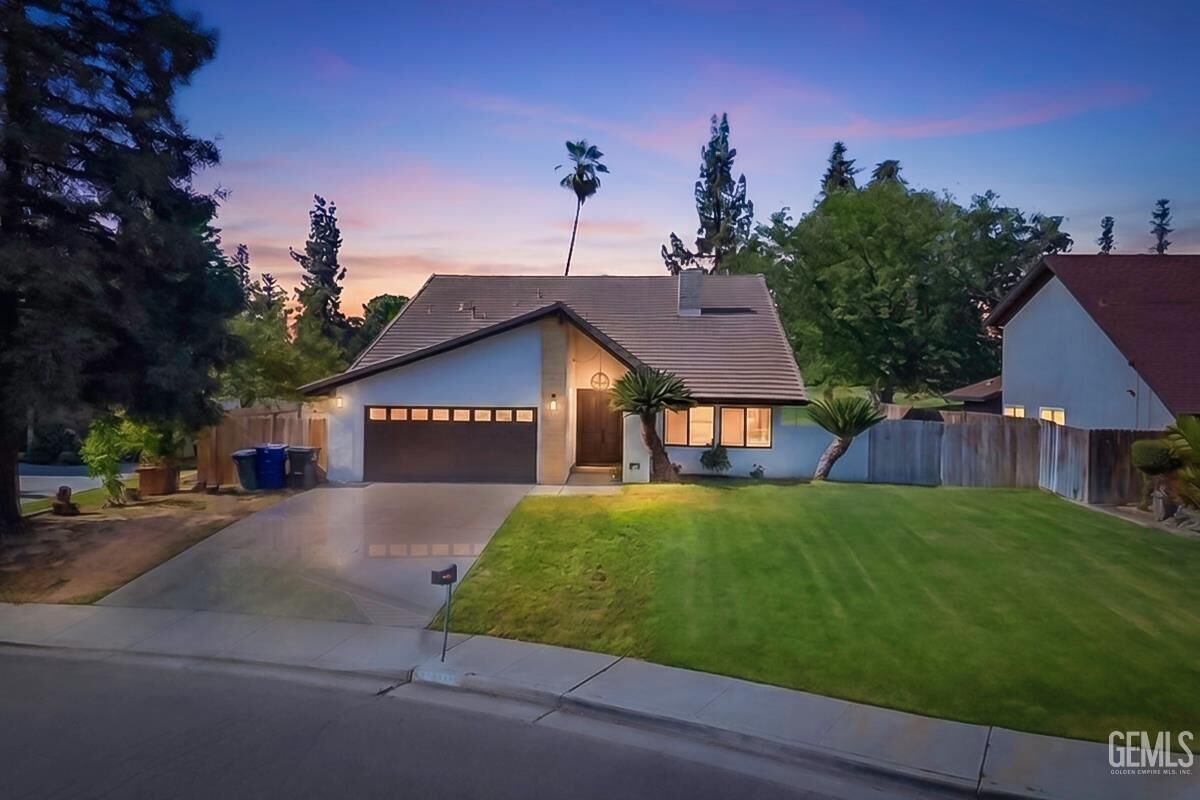 Property Photo:  6612 Greensward Way  CA 93309 