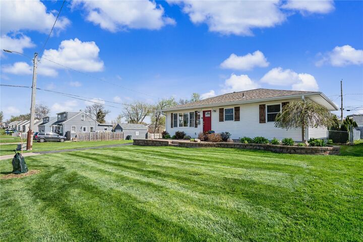 Property Photo:  1101 Staub Court NE  IA 52402 