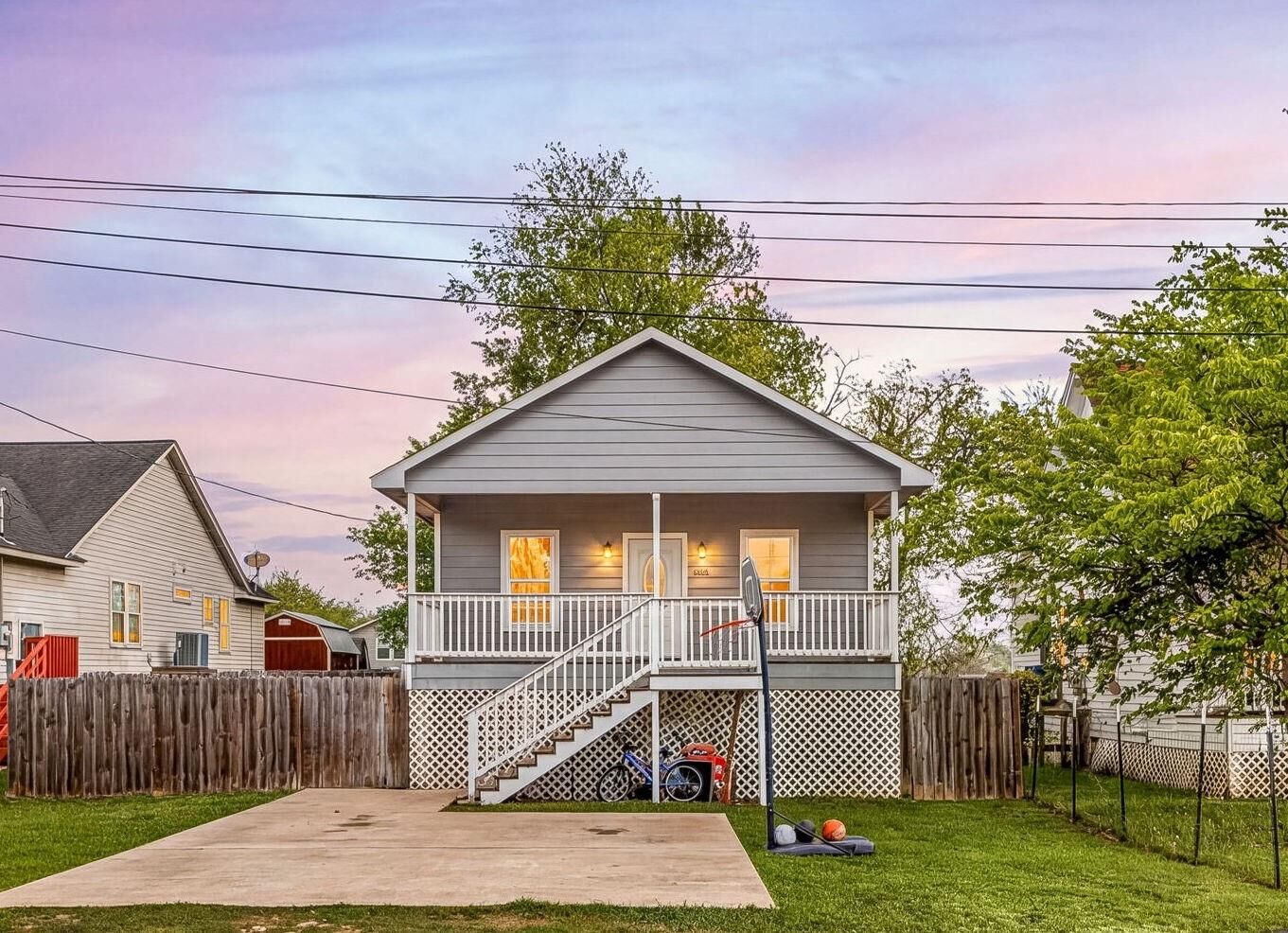 Property Photo:  805 E Mulberry Avenue  TX 77488 