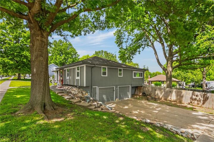 Property Photo:  1524 Oxford Court  MO 64068 