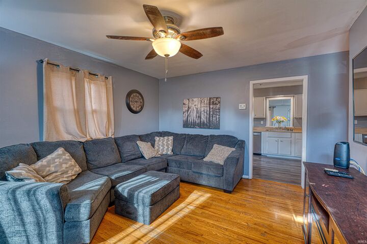 Property Photo:  1512 N Saint James Boulevard  IN 47711 