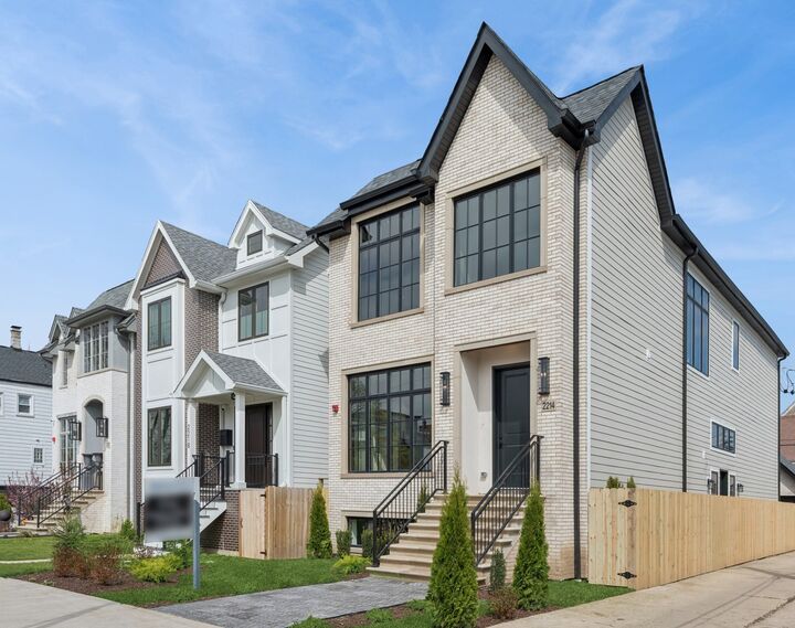Property Photo:  2214 W Oakdale Avenue  IL 60618 