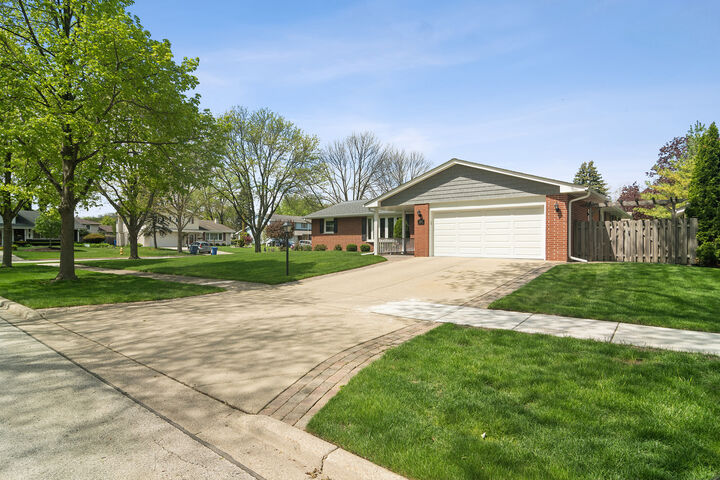 Property Photo:  1600 E Linden Lane  IL 60056 