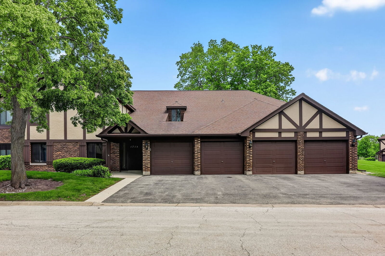 Property Photo:  1715 Lakecliffe Drive B  IL 60189 