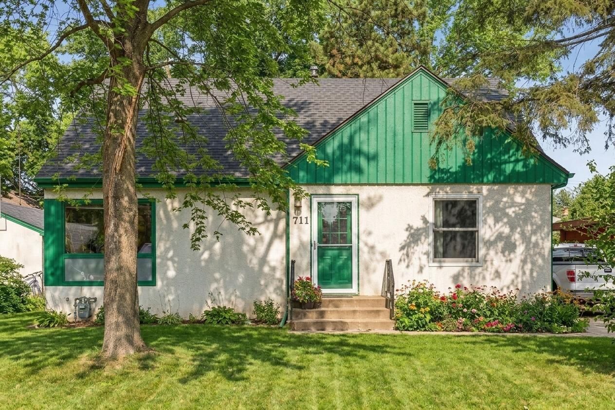 Property Photo:  711 Grandview Avenue W  MN 55113 