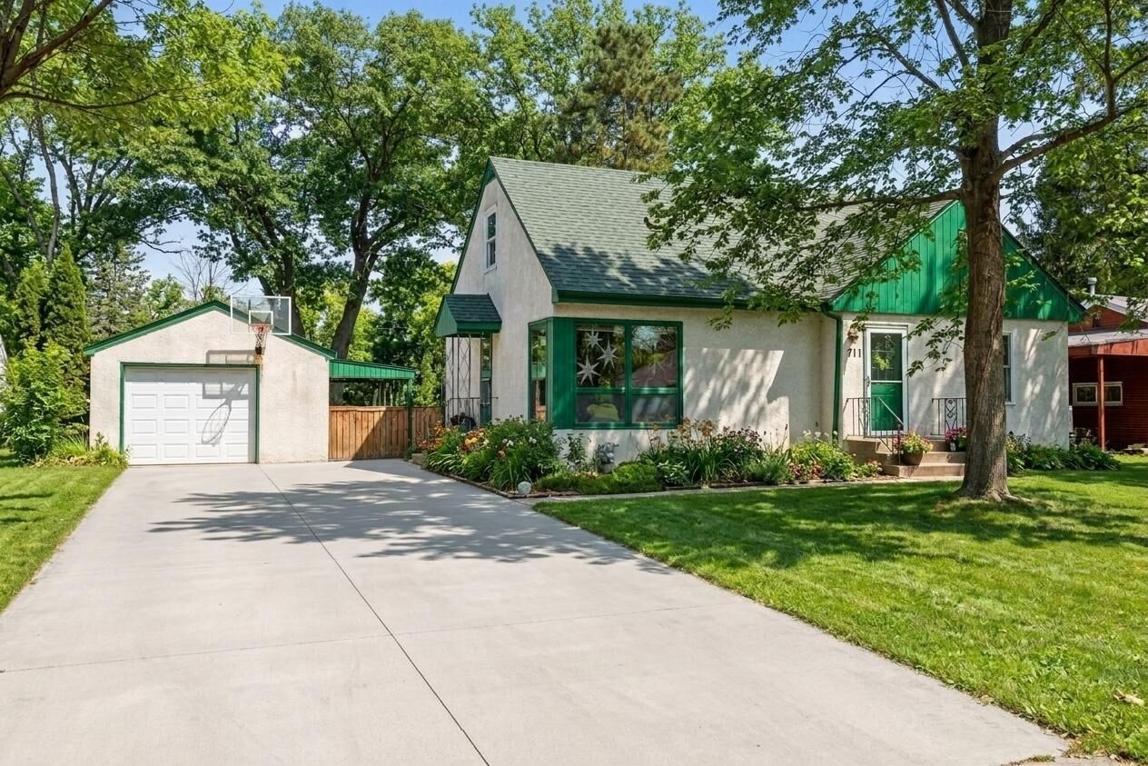 Property Photo:  711 Grandview Avenue W  MN 55113 