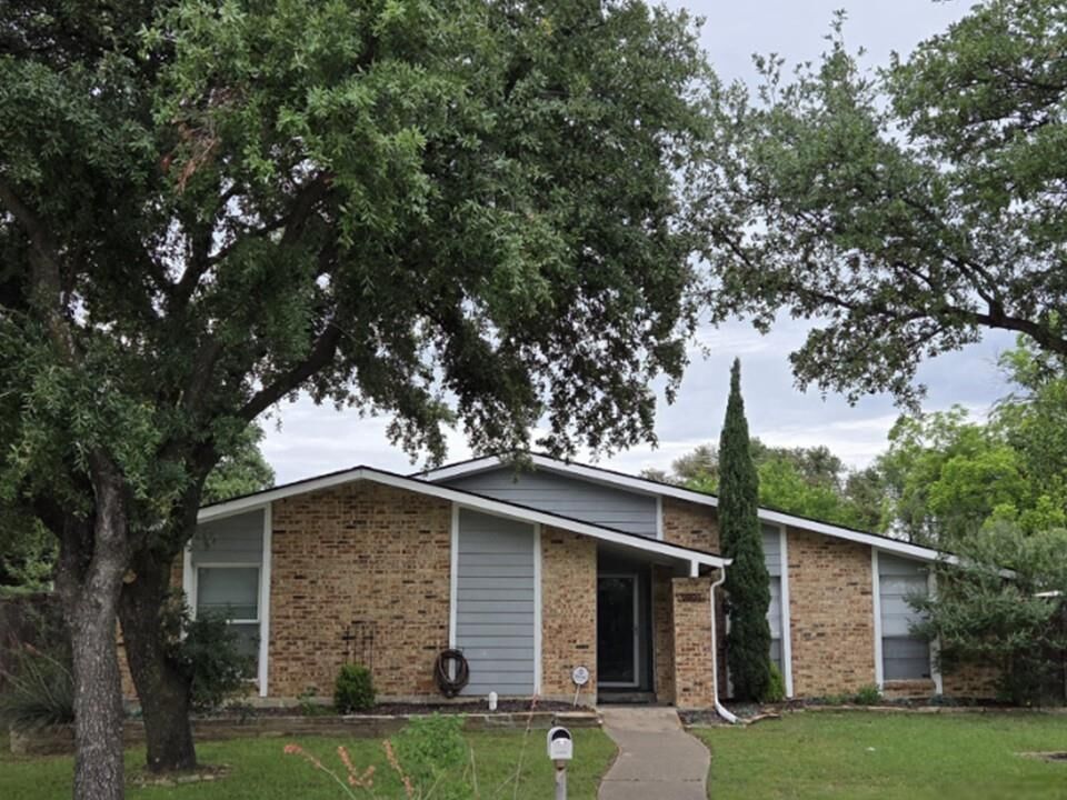 Property Photo:  1901 Paxton Drive  TX 75007 