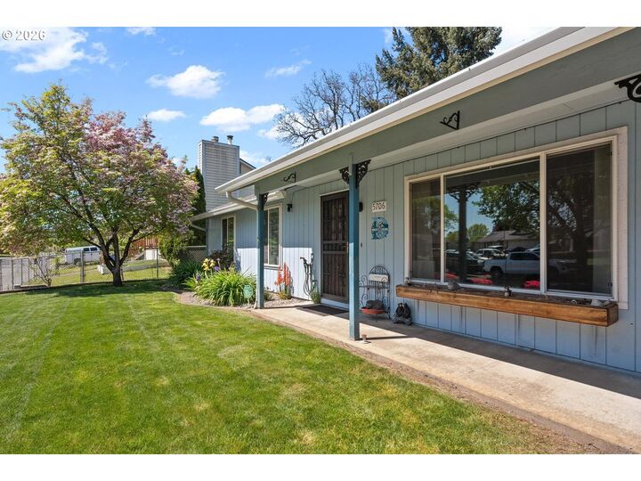 Property Photo:  5706 NE 38th St  WA 98661 