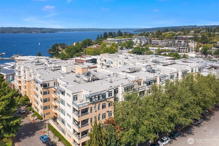 Property Photo:  109  2nd Street S 422  WA 98033 