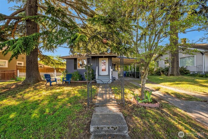 Property Photo:  8427  30th Avenue SW  WA 98126 