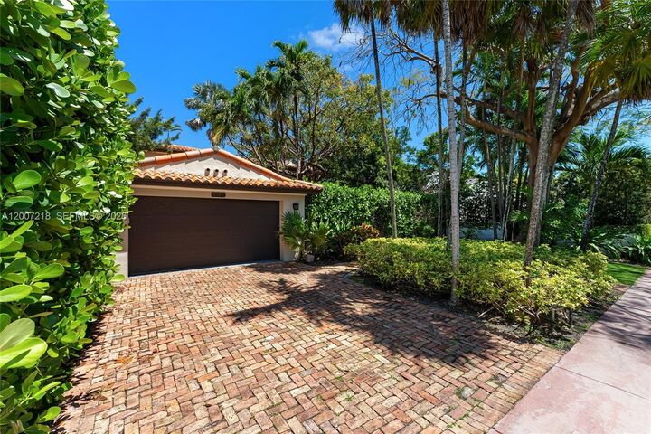 Property Photo:  6121 La Gorce Dr  FL 33140 