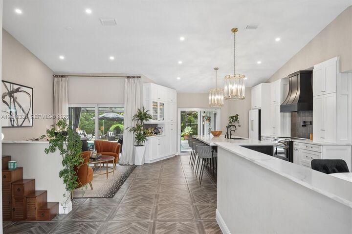 Property Photo:  811 Amherst Ave  FL 33325 