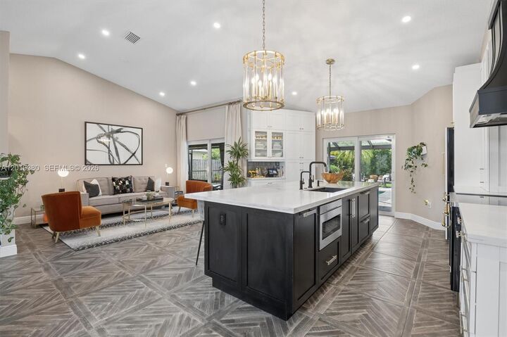 Property Photo:  811 Amherst Ave  FL 33325 