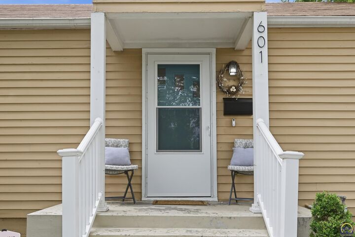 Property Photo:  601 SW Randolph Ave  KS 66606 