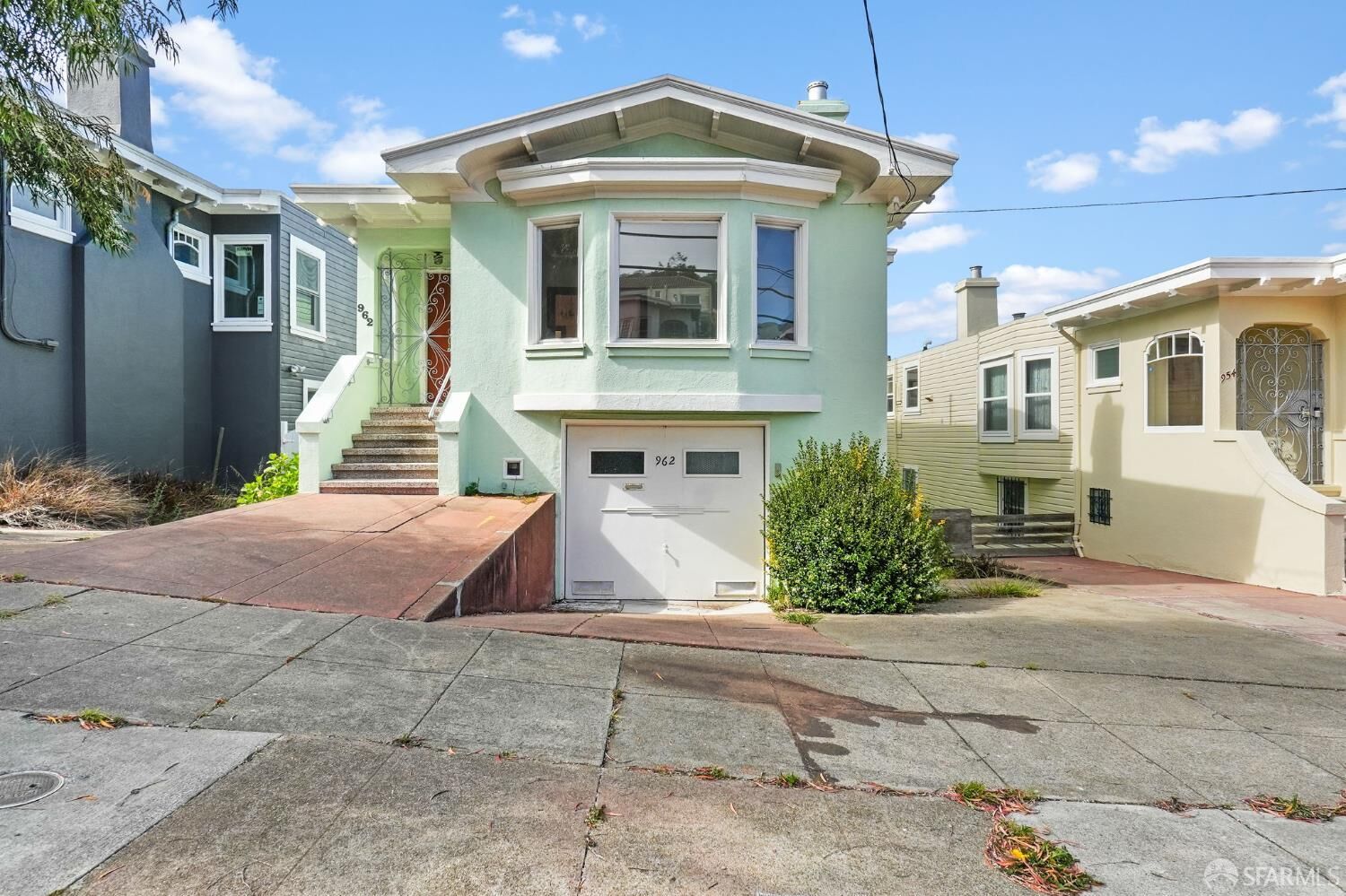 Property Photo:  962 Prague Street  CA 94112 