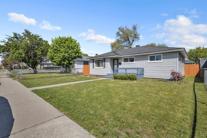 Property Photo:  1007 E Walton Ave  WA 99207 