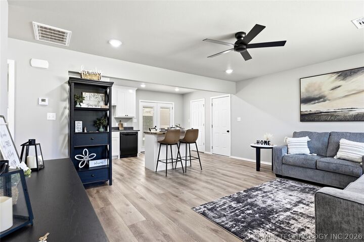 Property Photo:  706 E Redwood Avenue N  OK 74955 