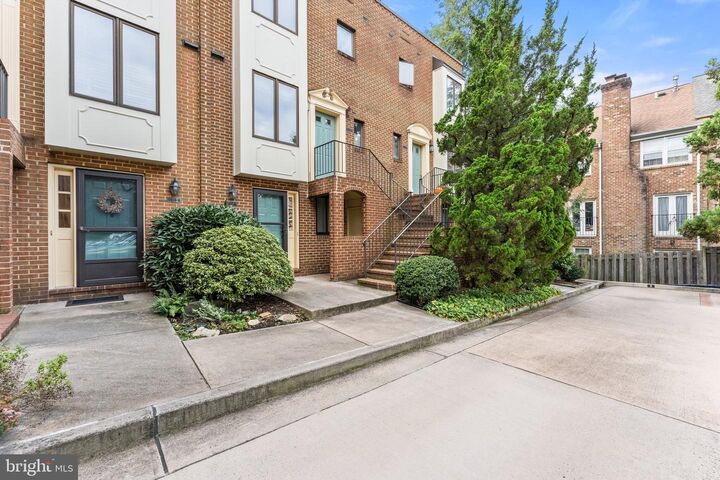 Property Photo:  1414 12th Street N 1414B  VA 22209 