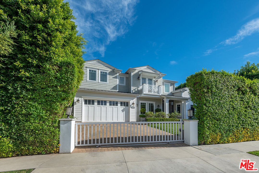 Property Photo:  4210 Benedict Canyon Dr  CA 91423 