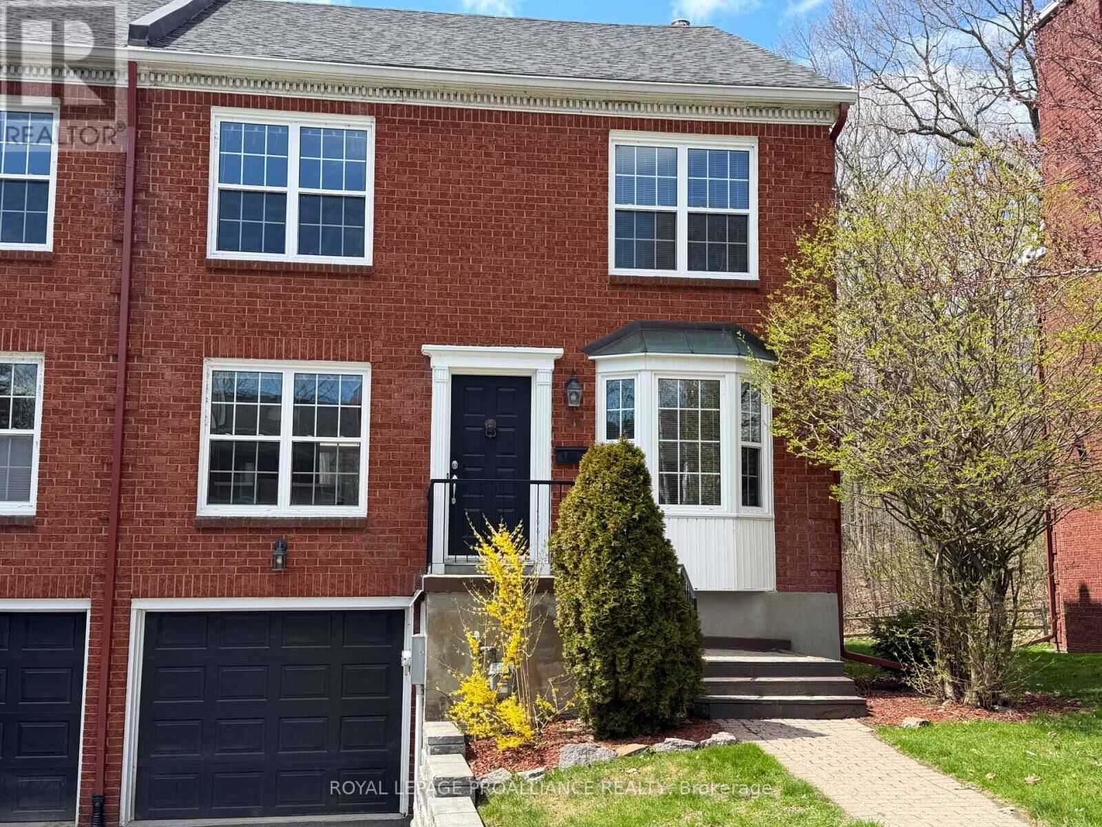 Property Photo: 39 Country Club Place ON K6V 6T8