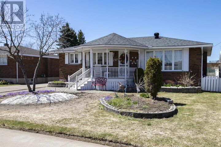 Photo de la propriété:  247 Prentice Ave  ON P6C 4R1 