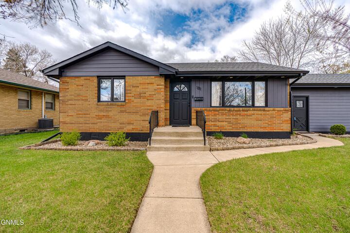 Property Photo:  1811 Monte Drive NW  ND 58554 