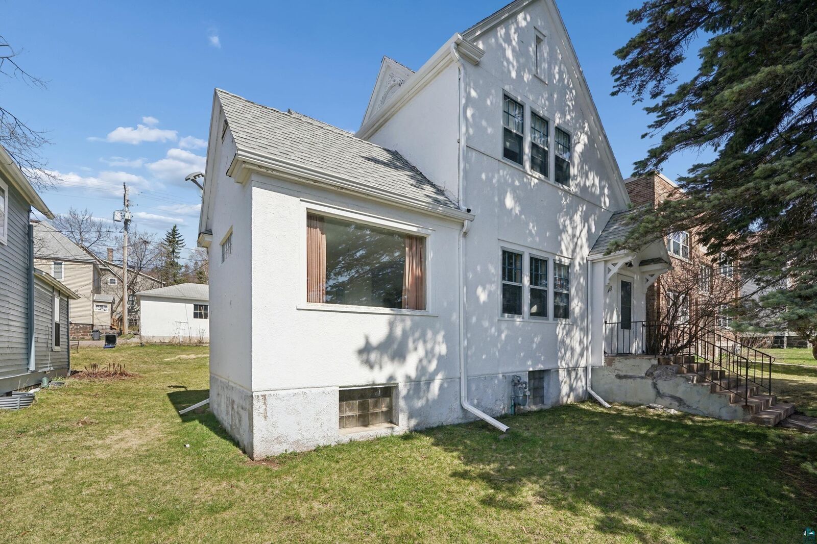 Property Photo:  1407 E 3rd St  MN 55804 