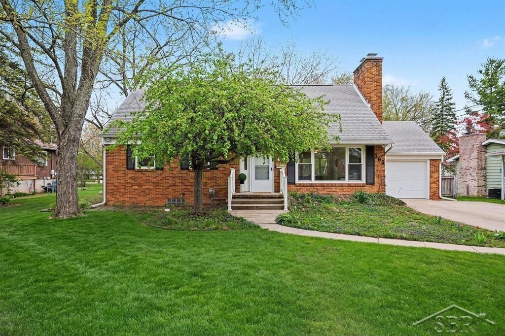 Property Photo:  305 E Meadowbrook Drive  MI 48642 
