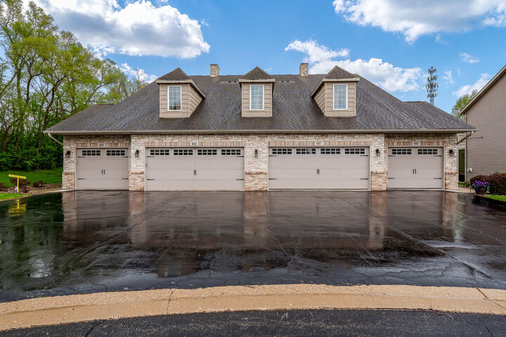Property Photo: 607 Queens Court 0 IL 61072