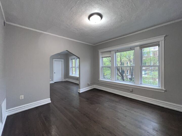 Property Photo:  2707 E 78th Street 2W  IL 60649 