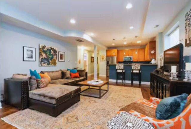 Property Photo: 6507 N Bosworth Avenue G IL 60626