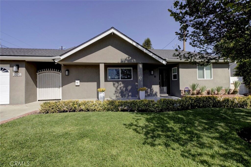 Property Photo:  10814 Encino  CA 91344 