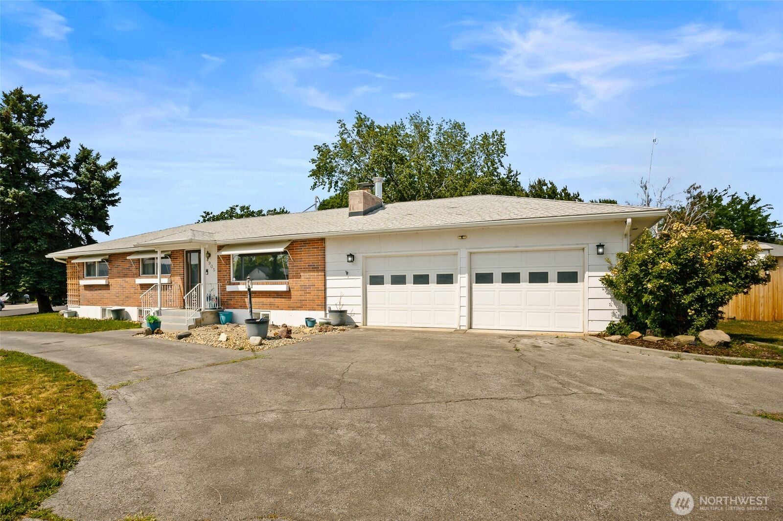 Property Photo:  4905  Bristol Way  WA 98908 