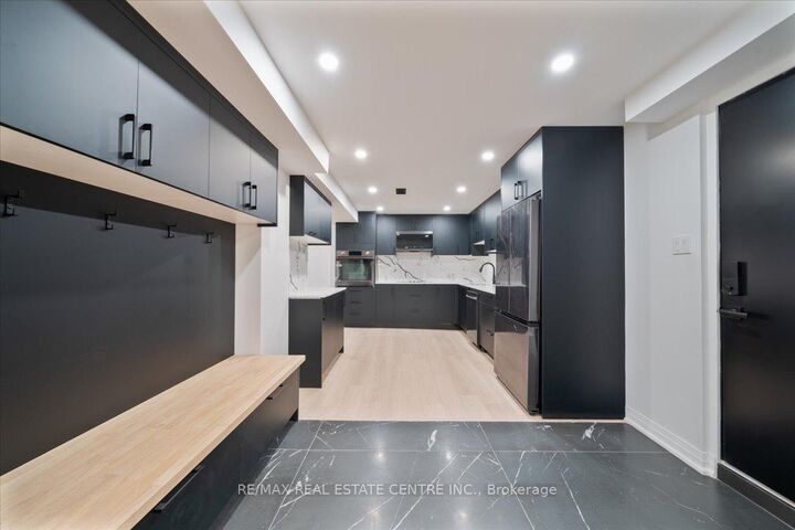 Property Photo:  32 Elena Court  ON L9C 7P7 
