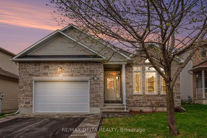 128 Topaze Crescent — photo 1