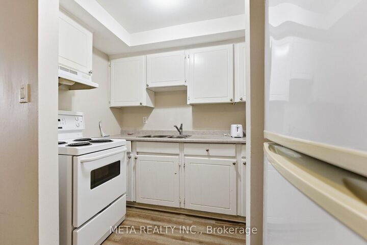 Property Photo:  25 College Street E 103  ON K8P 2E3 