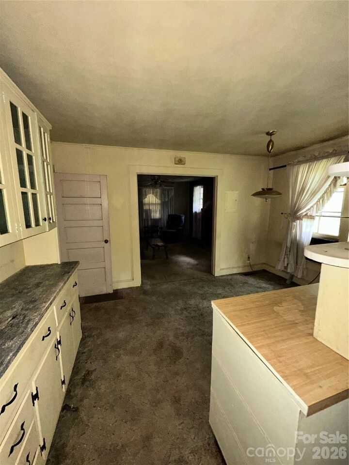Property Photo:  1611 W Fifth Avenue  NC 28052 