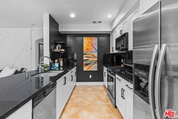 Property Photo:  5037 Rosewood Ave  CA 90004 