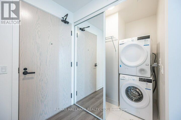 Property Photo:  28 Interchange Way 2710  ON L4K 0P8 