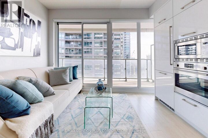 Property Photo:  2221 Yonge Street 2006  ON M4S 0B8 